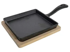 Cast Iron 14 x 14 cm gusseiserne Pfanne auf einem Brett